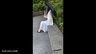 珍珠情趣项圈吊带高颜值骚骚妹子大黑牛假屌自慰高潮喷水，跳蛋塞逼翘起屁股特写假屌大黑牛双管齐下震动高潮呻吟